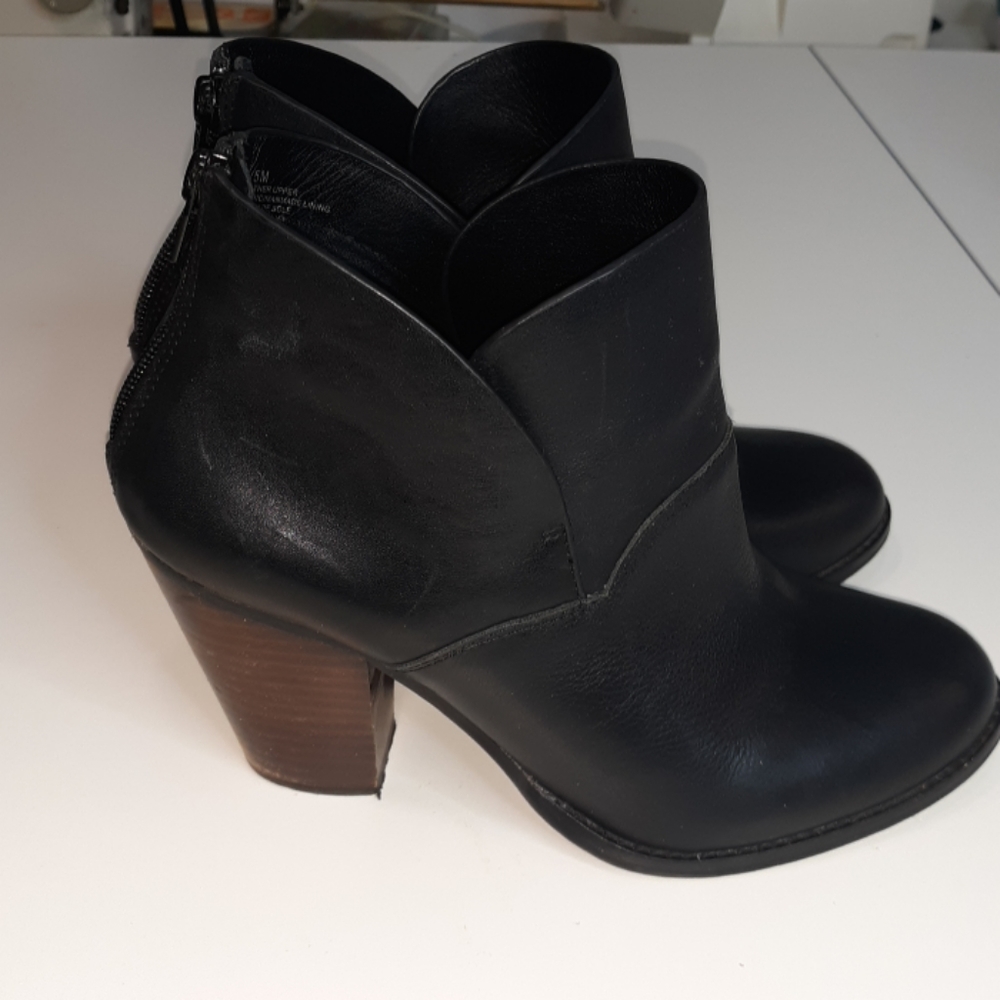 Gianni Bini black booties